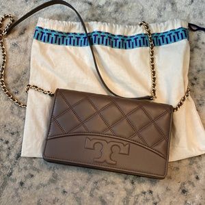 Tory Burch - quilted wallet on chain